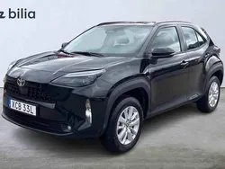 Svart Begagnad 2025 Toyota Yaris Cross Active SUV | 294 900 kr (Marknadspris)