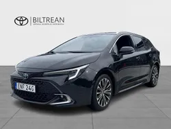 Svart (svart metallic) Begagnad 2023 Toyota Corolla Style Kombi | 299 900 kr (Marknadspris)