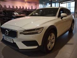 Vit Begagnad 2019 Volvo V60 CC SE Kombi | 249 000 kr (Marknadspris)