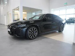 Svart (safirsvart metallic) Begagnad 2024 BMW i4 Comfort Edition Sedan | 629 900 kr (Marknadspris)