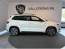 Vit Begagnad 2023 Skoda Karoq SUV | 379 900 kr (Dyr)