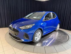 Blå metallic Ny 2025 Mazda 2 Center-Line Halvkombi | 259 400 kr (Marknadspris)