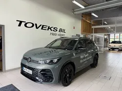 Grön (cipressinogreen metallic) Begagnad 2025 VW Tiguan R-line SUV | 549 900 kr