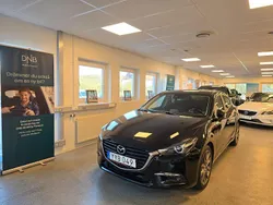 Svart Begagnad 2017 Mazda 3 Inclusive Halvkombi | 159 900 kr (Marknadspris)