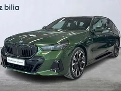 Grön (anglesey green metallic) Begagnad 2025 BMW 550e M Sport Kombi | 1 029 900 kr (Dyr)
