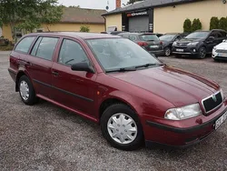 Mörkröd Begagnad 1999 Skoda Octavia Kombi | 29 900 kr