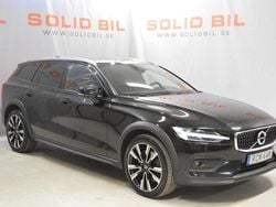 Svart Begagnad 2021 Volvo V60 CC Momentum Kombi | 244 900 kr (Bra pris)