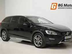 Svart Begagnad 2016 Volvo V60 CC Summum Kombi | 209 900 kr (Marknadspris)