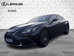 Svart Begagnad 2025 Lexus ES300H Limited Edition Sedan | 474 900 kr (Marknadspris)