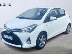 Vit Begagnad 2016 Toyota Yaris Hybrid Active Halvkombi | 134 900 kr (Marknadspris)