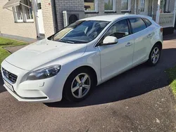 Vit Begagnad 2016 Volvo V40 Momentum Kombi | 145 000 kr (Marknadspris)