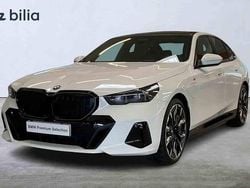 Vit Begagnad 2025 BMW 530e M Sport Sedan | 697 800 kr (Marknadspris)