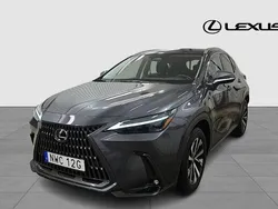 Grå Begagnad 2023 Lexus NX450h+ Executive Line SUV | 569 900 kr (Bra pris)