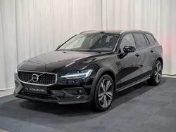 Svart Begagnad 2021 Volvo V60 CC Kombi | 272 900 kr (Marknadspris)