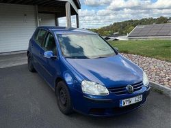Blå Begagnad 2005 VW Golf IV Trendline Halvkombi | 25 000 kr (Marknadspris)