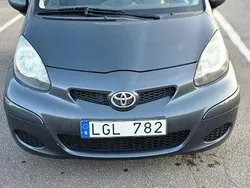 Grå Begagnad 2011 Toyota Aygo Halvkombi | 29 990 kr (Marknadspris)