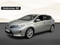 Ljusgrå Begagnad 2014 Toyota Auris Hybrid Halvkombi | 134 900 kr (Marknadspris)
