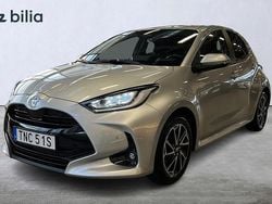Silver Begagnad 2025 Toyota Yaris Hybrid Active Halvkombi | 279 900 kr (Dyr)