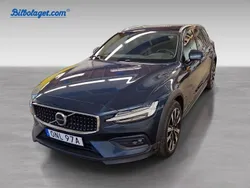 Blå Begagnad 2024 Volvo V60 CC Plus Kombi | 463 900 kr (Marknadspris)