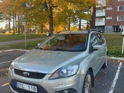 Grå Begagnad 2010 Ford Focus Titanium Kombi | 33 000 kr (Marknadspris)