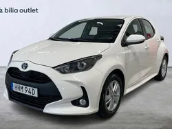 Vit Begagnad 2023 Toyota Yaris Hybrid Active Halvkombi | 234 000 kr (Marknadspris)
