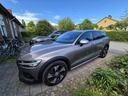 Grå Begagnad 2022 Volvo V60 CC Kombi | 315 000 kr (Bra pris)