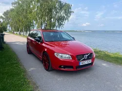 Röd Begagnad 2010 Volvo V70 R-Design Kombi | 89 000 kr (Lite dyr)