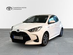 Vit Begagnad 2021 Toyota Yaris Hybrid Active Halvkombi | 219 900 kr (Marknadspris)