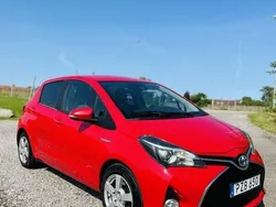 Röd Begagnad 2015 Toyota Yaris Hybrid Halvkombi | 115 000 kr (Lite dyr)