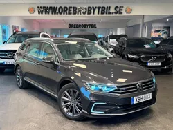 Mörkgrå (grå) Begagnad 2020 VW Passat GTE Kombi | 309 900 kr (Dyr)