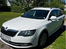 Vit Begagnad 2014 Skoda Superb Elegance Kombi | 84 000 kr (Bra pris)