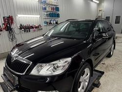 Svart Begagnad 2013 Skoda Octavia Elegance Kombi | 82 000 kr (Marknadspris)