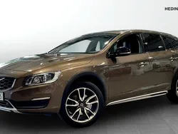 Brun (brown) Begagnad 2017 Volvo V60 CC Summum Kombi | 235 000 kr (Marknadspris)