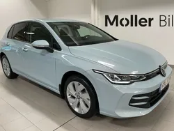 Ljusblå (crystal ice blue metallic) Ny 2025 VW Golf VIII Edition Halvkombi | 299 500 kr (Bra pris)