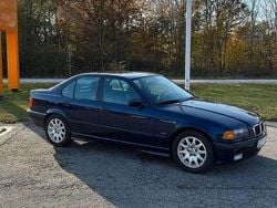 Mörkblå Begagnad 1997 BMW 328 Comfort Edition Sedan | 75 000 kr