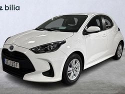 Vit Begagnad 2022 Toyota Yaris Hybrid Active Halvkombi | 214 900 kr (Marknadspris)