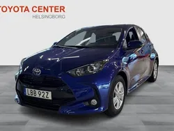 Mörkblå (blå) Ny 2024 Toyota Yaris Hybrid Active Halvkombi | 269 900 kr (Marknadspris)
