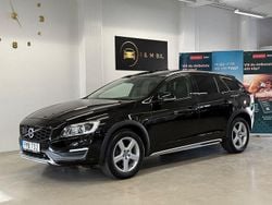 Svart Begagnad 2015 Volvo V60 CC Summum Kombi | 179 900 kr (Dyr)