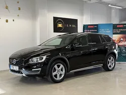 Svart Begagnad 2015 Volvo V60 CC Summum Kombi | 179 900 kr (Dyr)