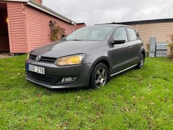 Grå Begagnad 2011 VW Polo Halvkombi | 69 900 kr (Marknadspris)