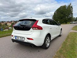 Vit Begagnad 2015 Volvo V40 Kombi | 115 000 kr (Marknadspris)