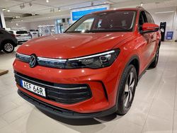 Röd (persimmon red metallic) Ny 2025 VW Tiguan Life SUV | 527 500 kr (Bra pris)
