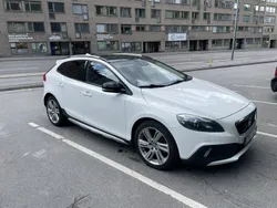 Vit Begagnad 2013 Volvo V40 CC Momentum Kombi | 135 000 kr (Marknadspris)