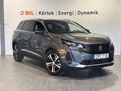 Grå platinum Begagnad 2024 Peugeot 5008 GT Minibuss | 349 900 kr (Marknadspris)