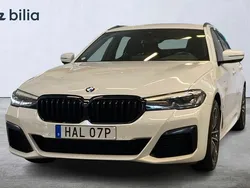 Vit Begagnad 2021 BMW 520 M Sport Kombi | 379 000 kr (Marknadspris)
