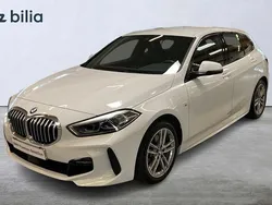Vit Begagnad 2022 BMW 118 M Sport Halvkombi | 279 000 kr (Marknadspris)