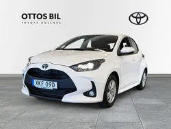 Vit Begagnad 2022 Toyota Yaris Hybrid Active Halvkombi | 214 900 kr (Marknadspris)