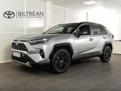 Grå (silver metallic) Begagnad 2024 Toyota RAV4 Hybrid Style SUV | 419 800 kr (Marknadspris)