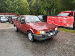 Mörkröd Begagnad 1987 Ford Escort Halvkombi | 17 900 kr