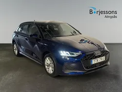 Navarrablå metallic Begagnad 2025 Audi A3 Proline | 319 900 kr (Marknadspris)